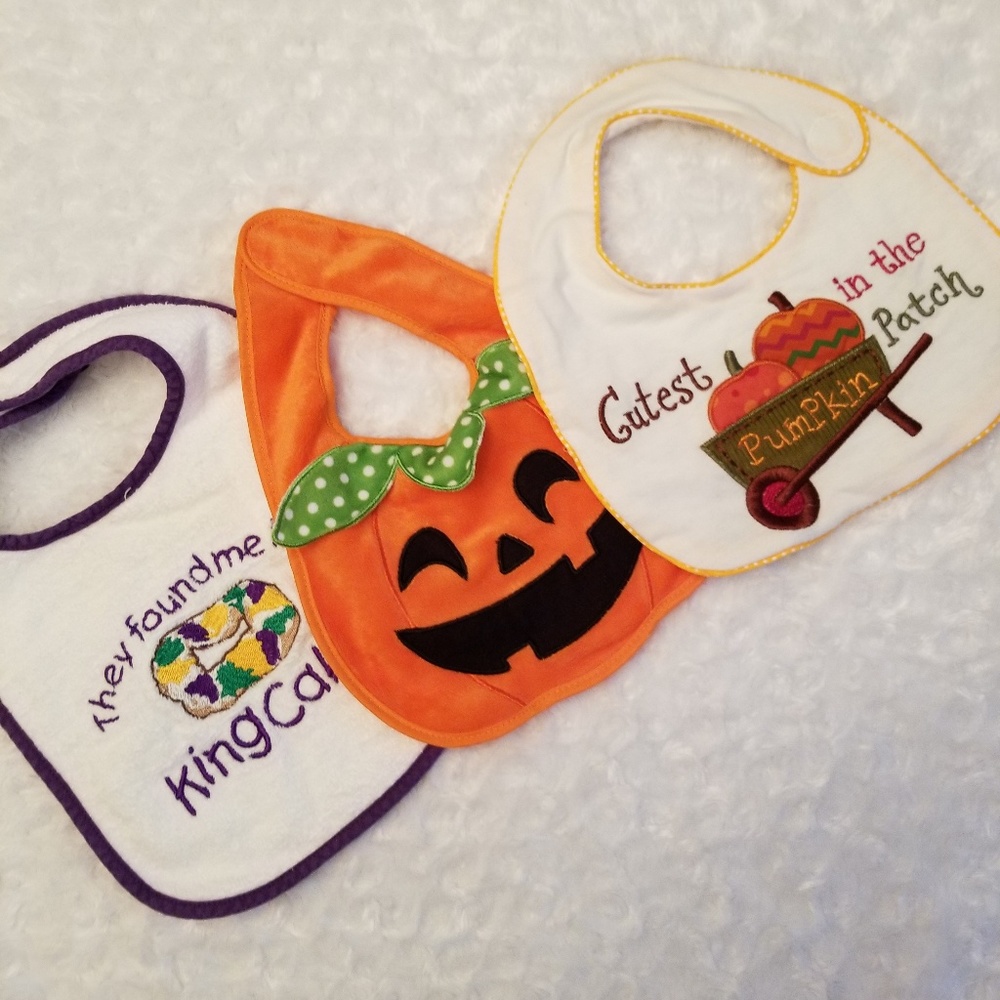 Holiday bibs! 💜💛🎃🦃